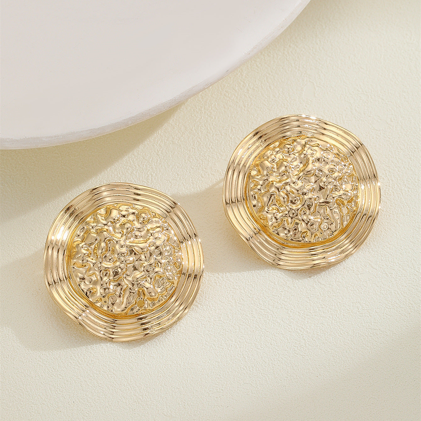 Light Luxury Trend Golden Retro Easy Matching Eardrops Earrings